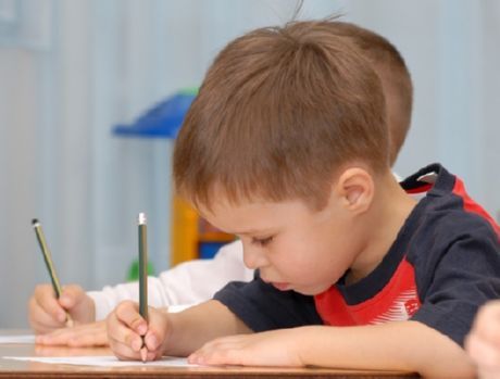 Kaip mokyti vaiką rašyti yra daugelio jaunų tėvų problema