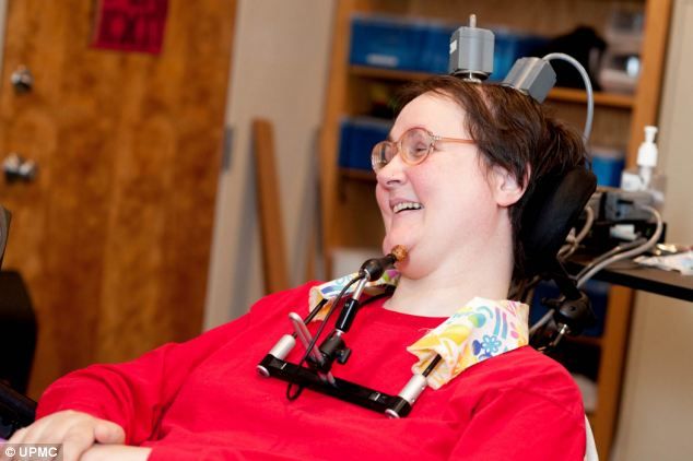 Paralyžiuota moteris kontroliuoja dirbtinę ranką su minties pagalba
